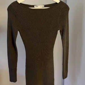 Klänning - Säljer denna ribbade klänning i grått från zara