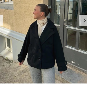 Kappa - design by si - Intressekoll på min svarta kappa från designbysi, i storlek Xs/s Pris går alltid att diskutera 💕 Ända defekten är väll att den är lite hårig, vilken försvinner lätt med en roller!