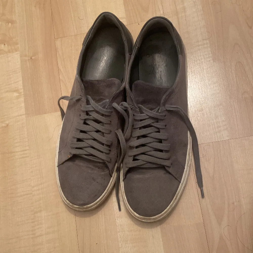 Fina och sköna sneakers från Axel Arigato i färgen grå. Storlek 45, använda ett par gånger och det syns. Men fint skick.. Skor.