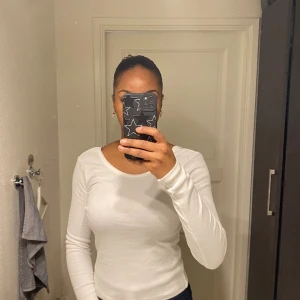 Vit topp med öppen rygg 💕 - Använts fåtal gånger, från Nelly. Stolek M