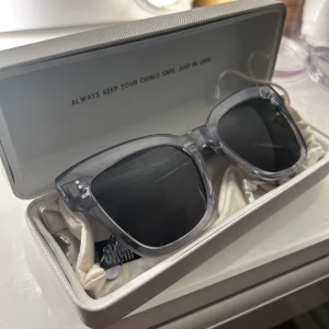 Chimi solglasögon  - Super fina chimi eyewear solglasögon i modellen 005 färgen litchi. Köpta förra året använd sparsamt och inga defekter eller repor.