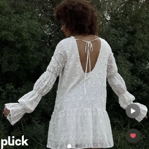 Studentklänning  - Säljer denna jättefina studentklänning då jag köpte i två storlekar. Helt ny med prislapp kvar💗