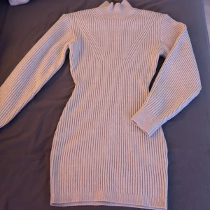 Ribbad klänning - Super mysig Ribbad, beige/krämig klänning. Aldrig använd endast provad. Prislappen sitter kvar💞