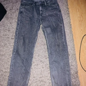 Gråa HM jeans  - Jag säljer dessa gråa Relaxed fit jeans från HM då jag inte använder dem längre, kontakta vid funderingar 😃🤝