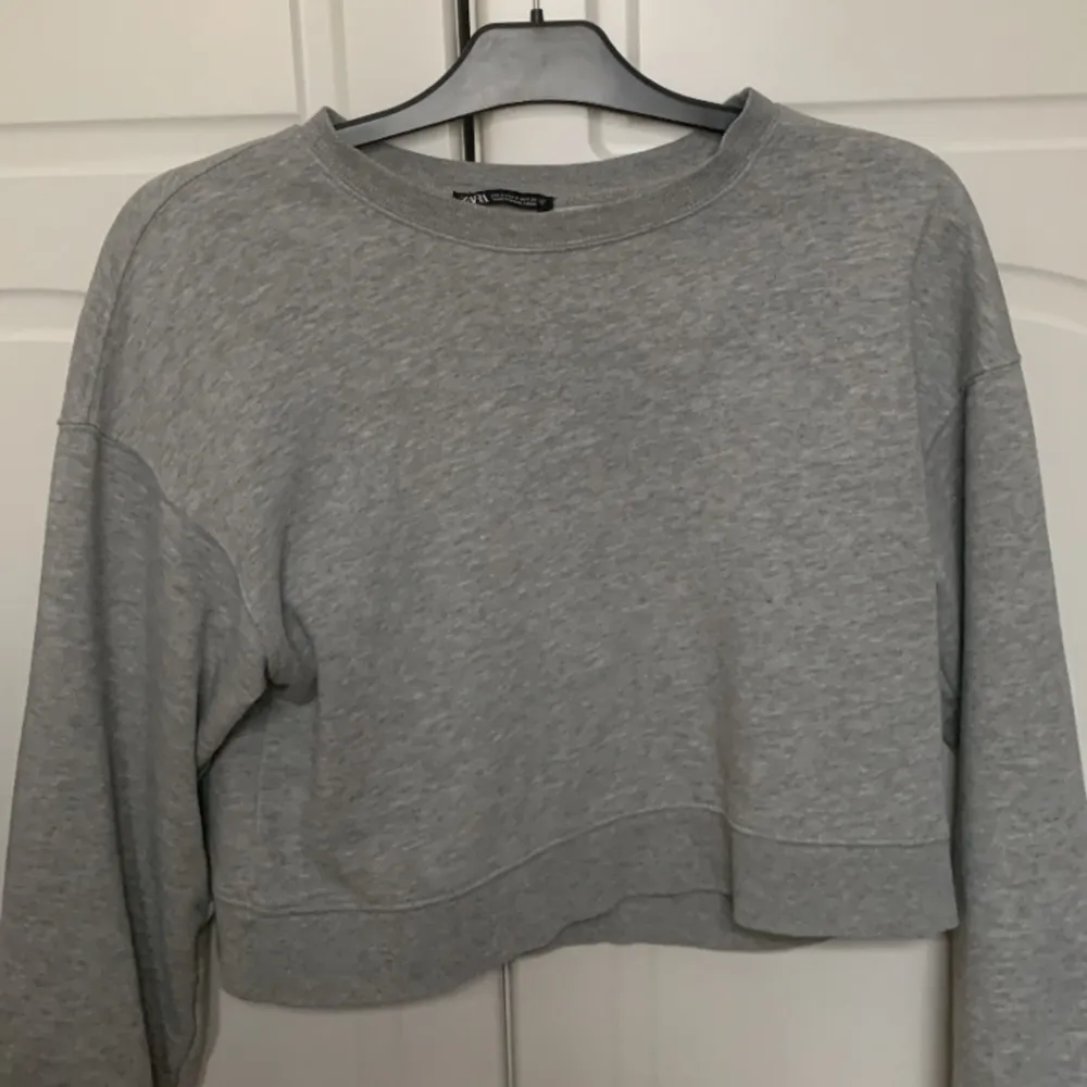 En grå skön sweatshirt från Zara som jag tyvärr inte använder så mycket längre🤍 skriv för frågor eller fler bilder 🤍. Tröjor & Koftor.