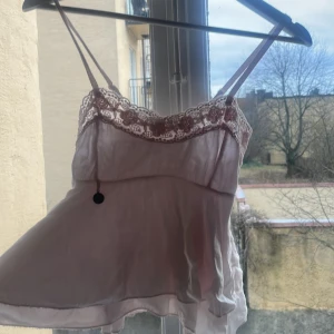 Topp - Sjukt söt ljusrosa topp som inte säljs längre! Passar xxs-S. 🥰