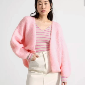 Ljusrosa stickad kofta  - Säljer denna ljusrosa stickade kofta från Lindex som just nu är slutsåld!💞💞