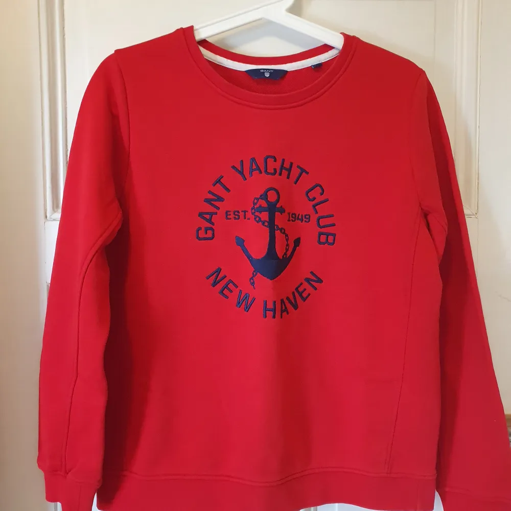 Röd sweatshirt från Gant i storlek M. Mycket fint skick, endast använd någon enstaka gång. Tröjor & Koftor.