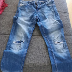 Jeans - Ganska ny, för 170 längd men passar ändå för lite längre personer, ungefär storleken M. Passar med vilken tröja som hälst.