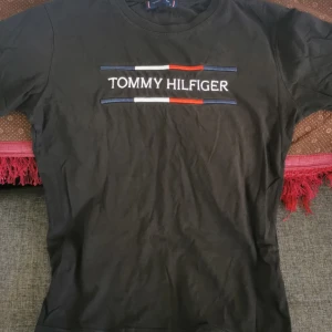 Tommy Hilfiger T.shirt - Använd ett par gånger på sommaren. Storlek S. När den säljs är den tvättad och ren.