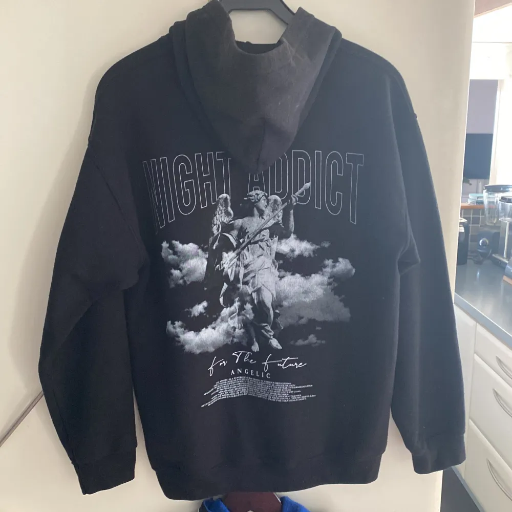 En riktigt fet night addict hoodie som har blivit för liten. Storlek S o passar runt de o kanske mindre M. Köpt för 700 Men säljs för endast 299, Hojta till om du undrar minsta lilla! OBS; Den är i använt skick med en knappt synlig fläck.. Hoodies.