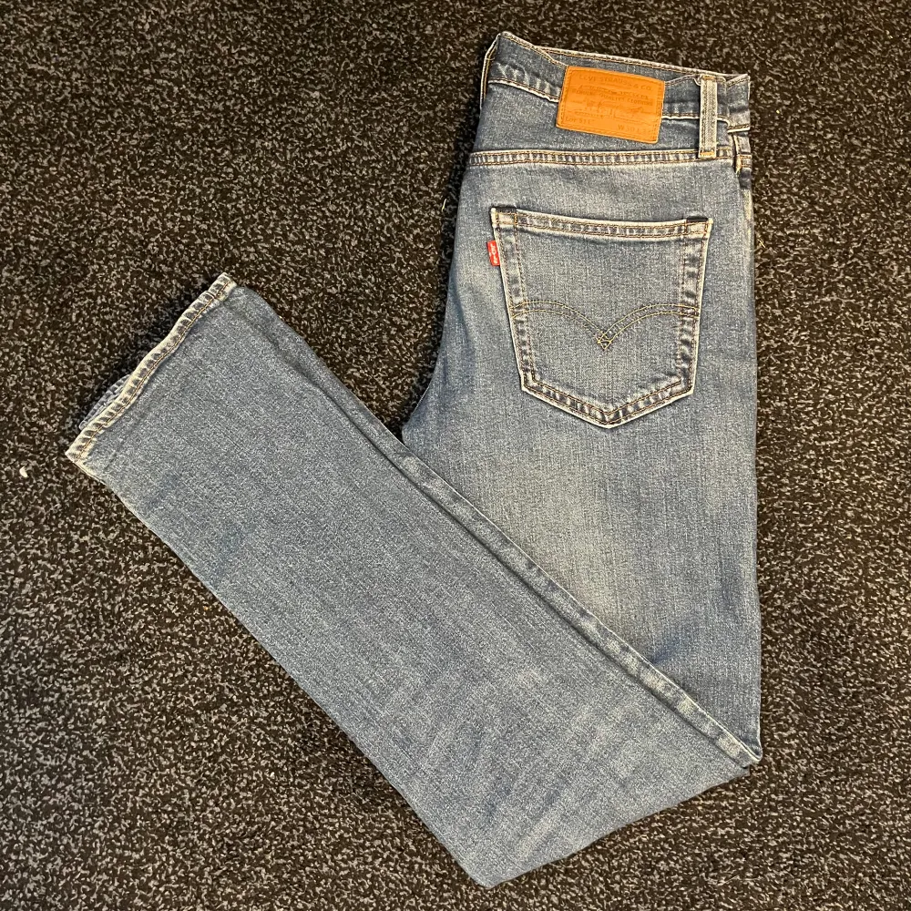 🟦 säljer dessa extremt feta Levi’s 511 i storleken 30/34. Skick 10/10.  Priset är inte hugget i sten, hör av er vid frågor eller för fler bilder! 🟦. Jeans & Byxor.