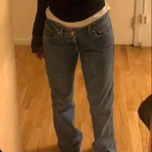 Jeans - Säljer dessa ursnygga jeans från weekday, kommer ej till använding längre då dom blivit försmå, säljer även ett par i ljus blå!💓