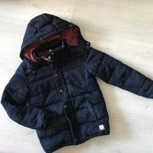 Jacka - Lite tjockare jacka i lite slitet jeanstyg  endast hängt i garderoben så oanvänd 