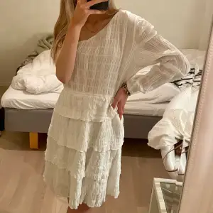 En vit söt klänning som passar perfekt för sommaren eller studenten❤️‍🔥❤️‍🔥 Bara använd en gång