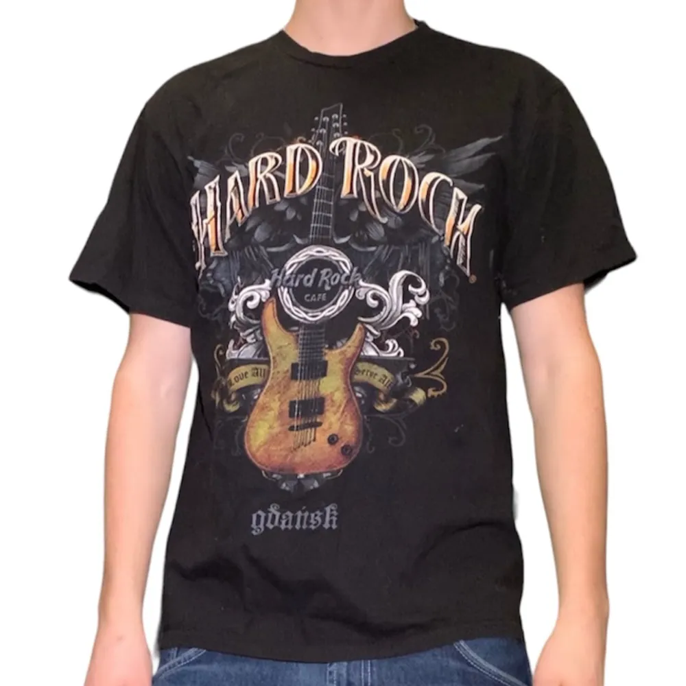 Hard Rock Café T-shirt i storlek L. Är något hårig och ser ut som flagnat tryck på ärmen. Jag på bilden är 180 cm. Mått: axelbredd - 47 cm, längd - 68 cm. Skriv för fler bilder och frågor!. T-shirts.