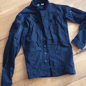 Helikon-tex jacka/skjorta - Del av uniform som används av bla polis.   Nypris : 1200  Finns i gävle  Storlek : S   Skick 9/10
