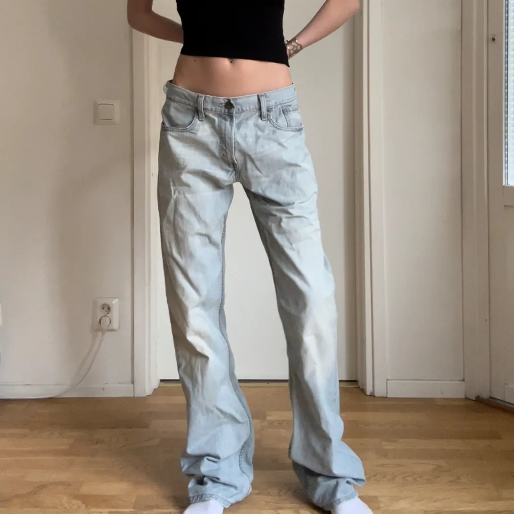 Ljusa low bootcut jeans från levis. Väldigt långa, med snygg wash. möts gärna upp i Stockholm, annars tillkommer frakt☀️🤍. Jeans & Byxor.