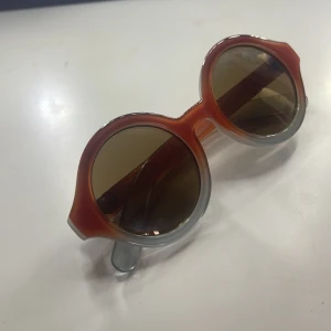 Solglasögon  - Runda perfekt kondition säljer för att de inte kommer till någon andvändning jätte fina dock💞original pris 700kr säljs för mycket mindre🎀