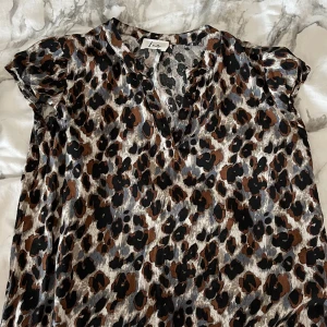 Blus - Söt leopard blus med volanger på ärmarna. Toppen skick och super söt. Tveka inte i o höra av dig! 