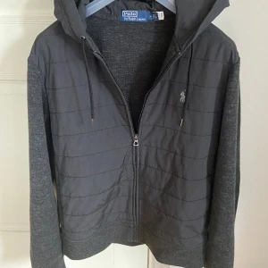 Ralph Lauren cardigan  - Säljer nu denna sinnessjukt snygga Ralph Lauren cardiganen. Skick 9/10 Hör av er vid funderingar!