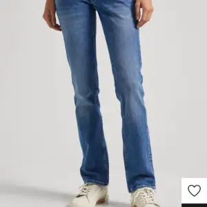 Jag säljer ett par helt nya jeans på grund av att de inte går och lämna tillbaks längre men dom är också för små jättesnygga låg midja💙