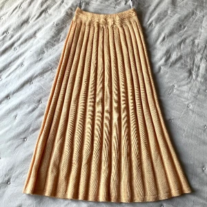 🪸aprikosfärgad långkjol🪸 - Urgullig aprikosfärgad långkjol! Perfekt till sommaren när man är brun💕 (intressekoll)