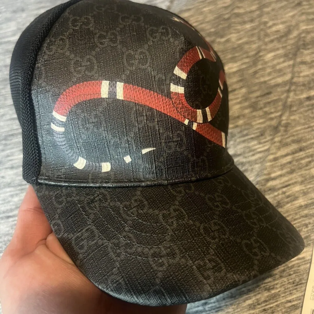 Säljer min Gucci keps hat i storlek M eftersom jag vill köpa ny. Hör av er för info osv 🙂 mvh Samuel . Accessoarer.