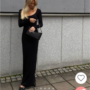 Långklänning - Superfin svart långklänning från Nelly. Jättefint skick. Skriv för egna bilder. Storlek xs🩷