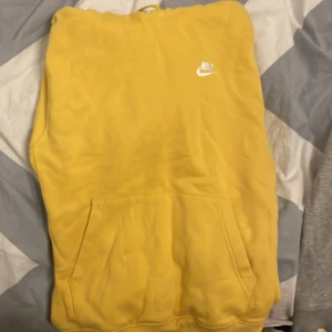 Nike Hoodie  - (S) bra skick, knappt använd. Säljer den då den blivit för liten.