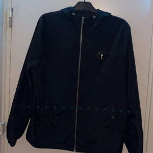 Trapstar jacka  - Tjena! Säljer en snygg trapstar vind jacka i Size M riktigt snygg o fräsch perfekt t våren o sommaren 
