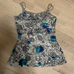 Mönstrad topp - Cool beige topp med metalldetaljer och fint mönster, som en påfågel typ haha🎀 Storlek S men passar även M! Svarar gärna på frågor om mått, prisförslag osv❤️