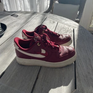 Nike air force  - Vinröda Nike air force i väldigt bra skick, bara använda en sommar! 