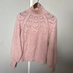 Jätte fin rosa stickad tröja från vero moda, jätte bra skick förutom att den är lite misfärgad av smink runt kragen men de kan gå bort i tvätten!💕