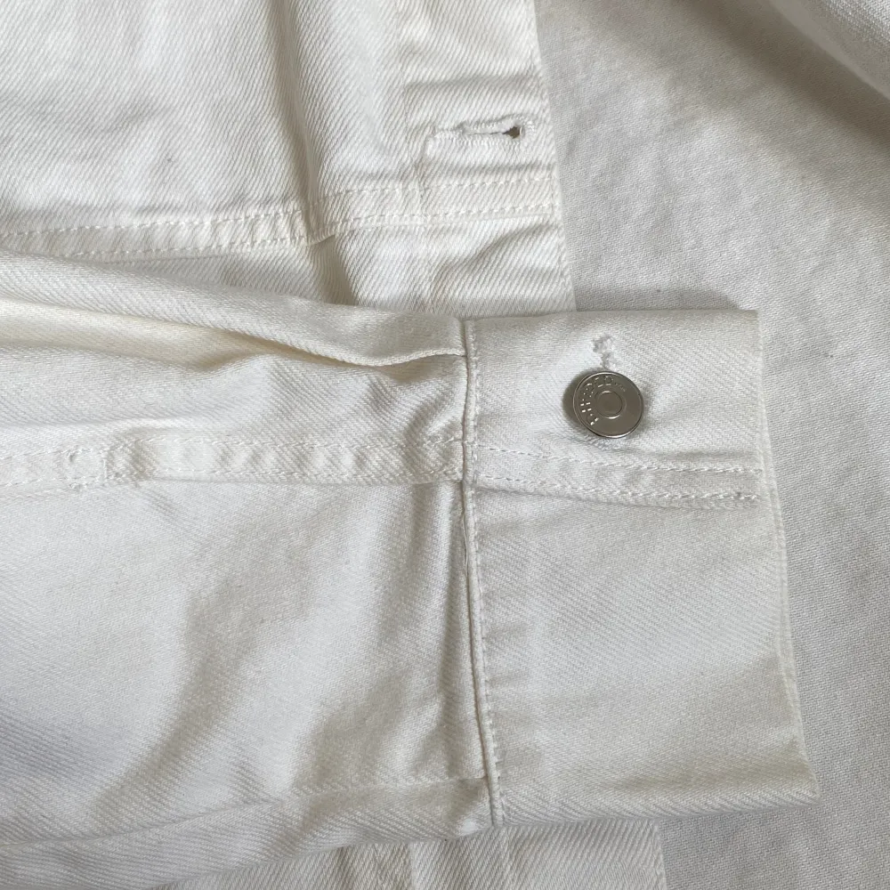 Vit croppad jeans jacka från HM Divided i storlek S. Använt bara 1 gång och är i jätte fint skick! Säljer den för att jag har bytt stil och inte använder jackan längre.. Takit.