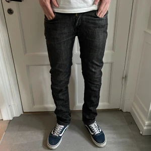 Jeans från J.Lindeberg - Sjukt snygga jeans från J.Lindeberg i grymt skick, inga defekter. Storlek 29/32. Modellen är 180cm och väger 70kg. Lite för små för han. Nypris 1799kr. Vårat pris 499kr. Skriv vid minsta intresse!