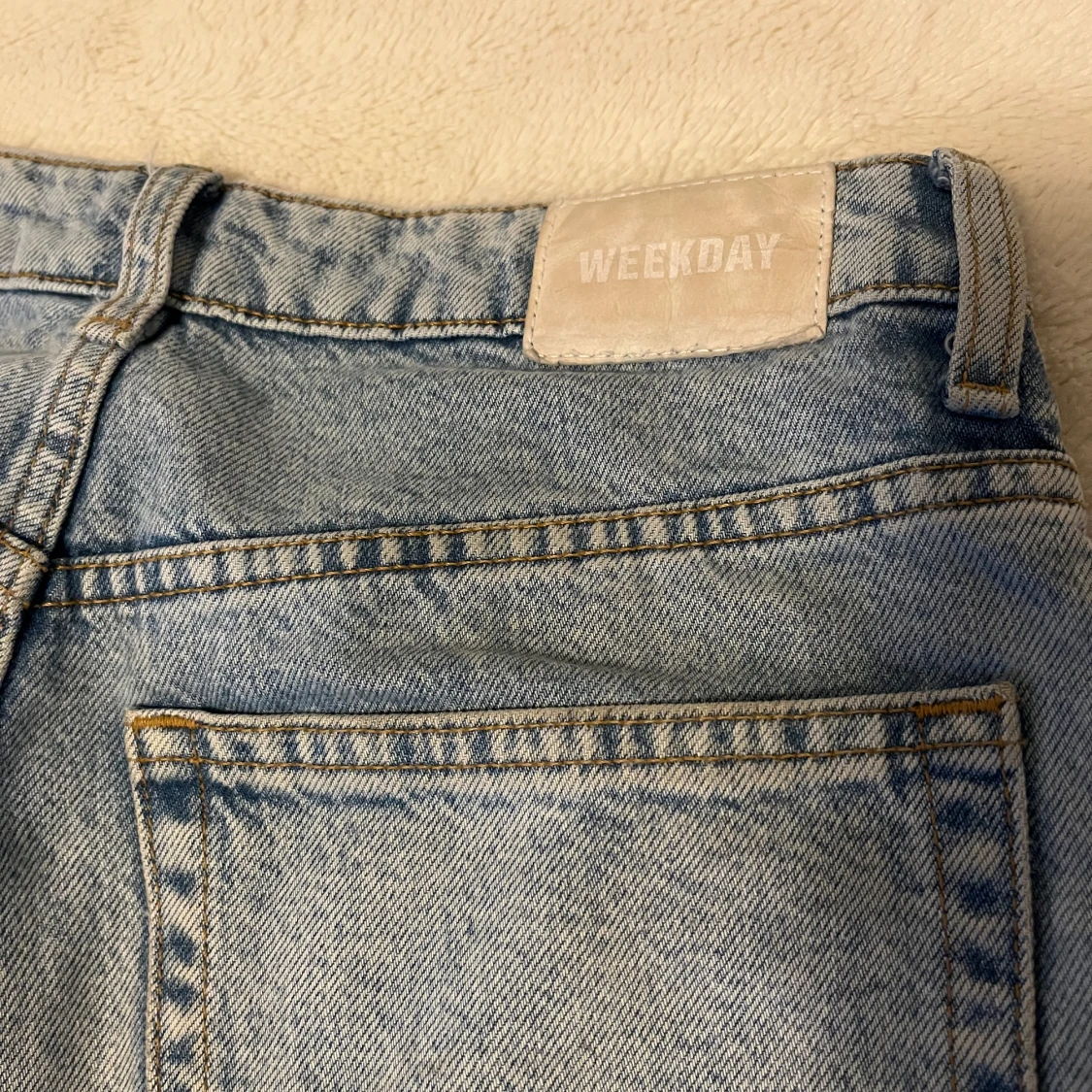 Ljusblå jeans - weekday - 90