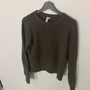 Stickad tröja - Säljer den här fina bruna stickade tröjan ifrån Nelly, just nu slutsåld på Nelly. Ordinarie pris 299kr 