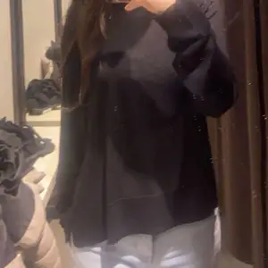 Svart tröja från Zara storlek S! Passar bra har en mjuk och skön material! Den är nyköpt, har haft på mig den 3 gånger!  
