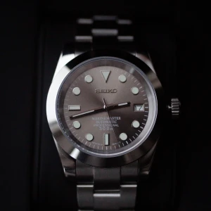 Seiko Oyster-mod   (Inkl frakt) - Egen gjord Seiko mod med NH35-A urverk som går på kinetiskenergi. Brun urtavla, jubilee band, förstoringsglas etc.