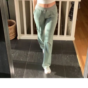 Gröna juicy byxor  - Säljer mina gröna juicy byxor som inte är så använda, ser hyfsat nya ut. Byxorna är något insydda i midjan, men inte mycket. Man ser inte att dom är sydda över huvud taget! Om du vill se bild där dom är sydda så skriv privat❤️ 