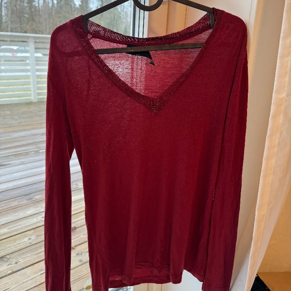 Snygg röd/vinröd tröja från Zara, lite för stor för mig💗 inga defekter strl S/M. Tröjor & Koftor.