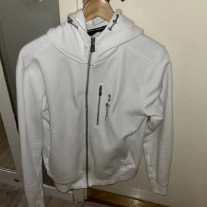 Sail raicing hoodie - Säljer nu min sail raicing hoodie i storlek S då den inte används längre,hoodie är i jätte fint skick.