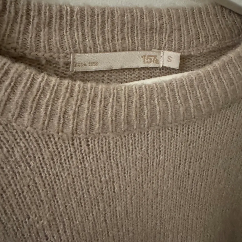 En beige stickad tröja i Stolek S ifrån lager 157 som inte kommer till användning. Andvänd ett fåtal gång.. Stickat.