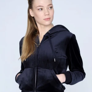 Juciy couture tröja  - Jätte fin juciy couture tröja, nästan nyskick,köpt för 1300, fråga om egna bilder 