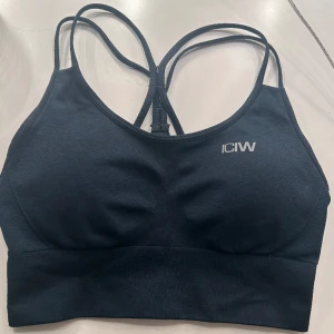ICIW Topp - Säljer denna fina iciw topp i ny skick använd väldigt fåtal gånger men inget som syns!💕