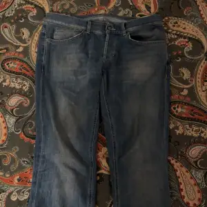 Säljer nu ett par dondup jeans iprincip i nyskick, inga defekter eller liknande. Denna modellen är i strl 34.