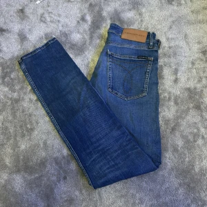 Mörkblå jeans  - Tjo, säljer mina Calvin Klein jeans eftersom dom inte passar mig längre, 10/10 skick, modell slim 