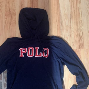 Polo tröja, till säljes - En polo Ralph lauren tröja som är använd max 5 gånger. Sitter väldigt bra för någon som har M. Lite tunnare tyg. 