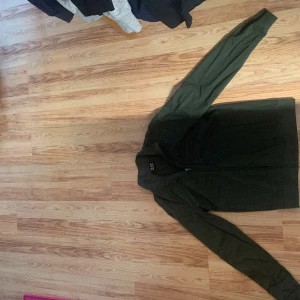 EA7 zip-hoodie - En Armani tröja som är använd bara någon gång, helt perfekt skick. Allt på tröjan är perfekt. Storlek M men känns som M/L. Pris kan diskuteras 
